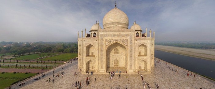 Chính điện Taj Mahal cao tới 168 m.